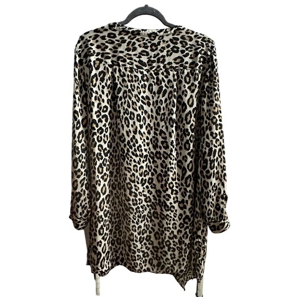 Chico’s size 3 (XL) animal print lightweight 1/2 button roll tab sleeve top - Picture 3 of 8